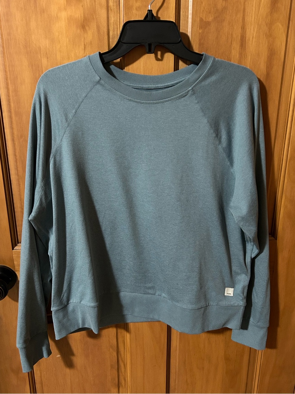 Vuori Women’s Turquoise Solid Crewneck Pullover Sweatshirt Logo Raglan M VW241